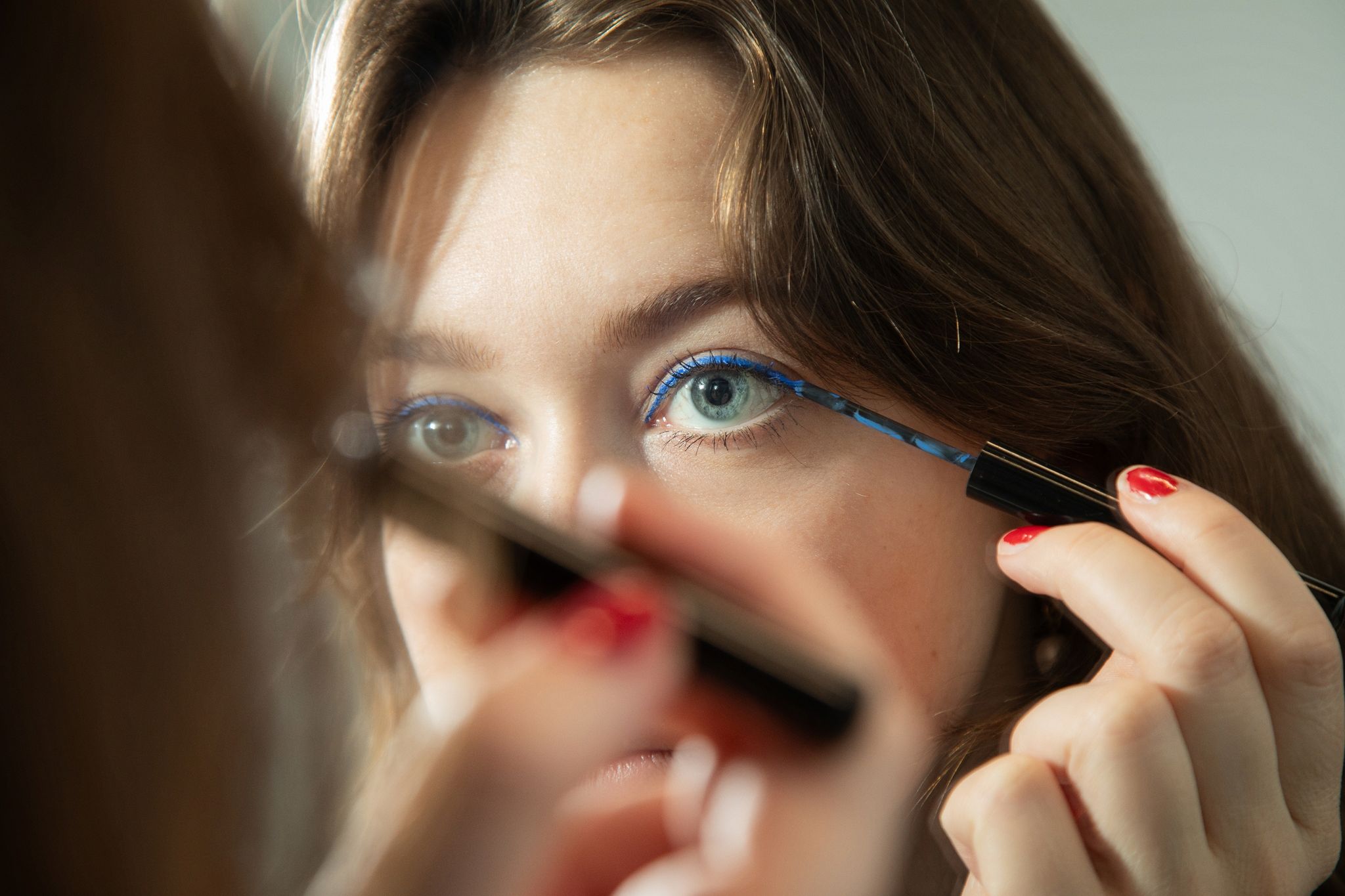 So gelingt das Augen-Make-up mit blauem Lidschatten