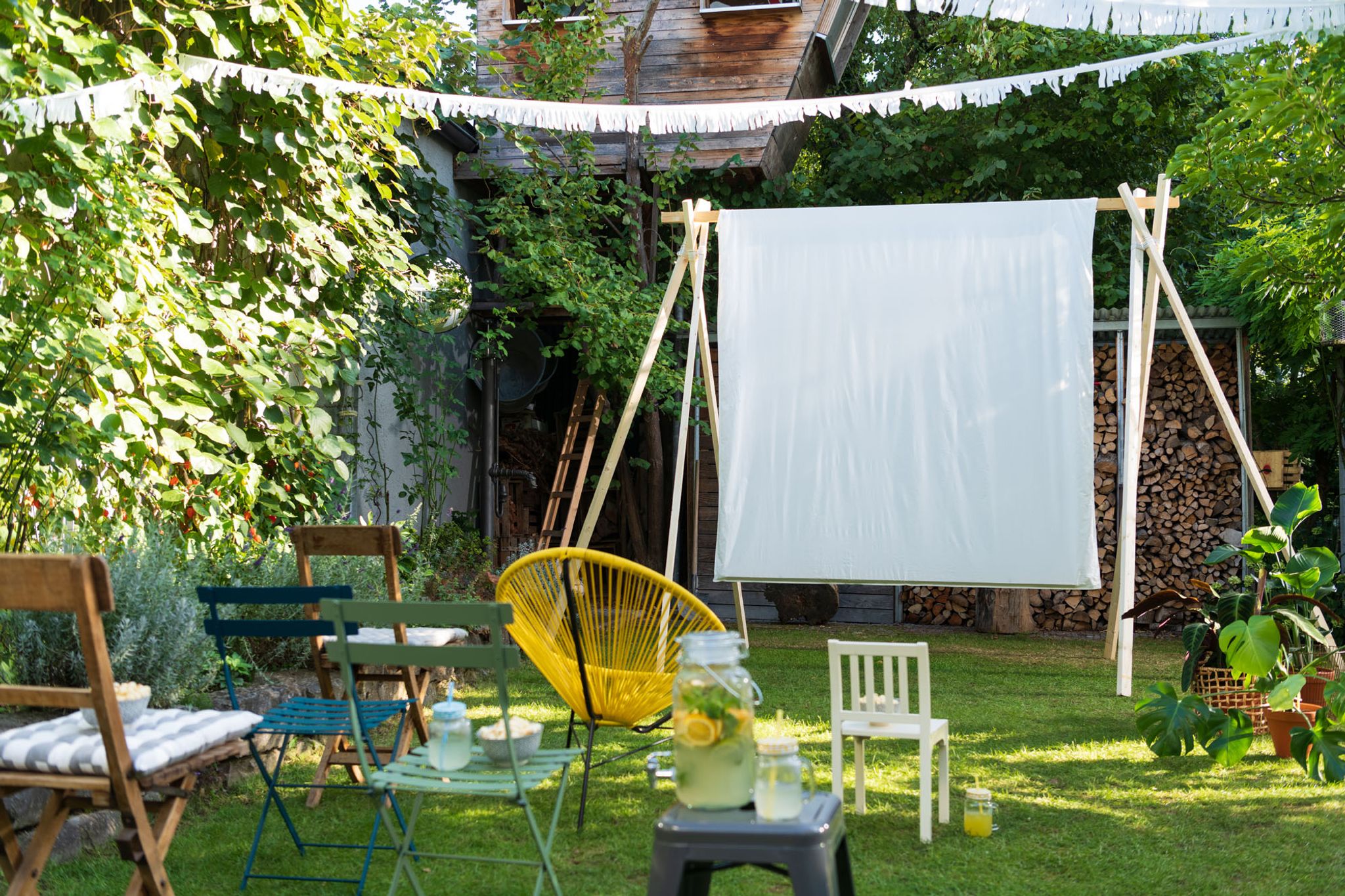 So bauen Sie eine Leinwand für den Filmabend im Garten