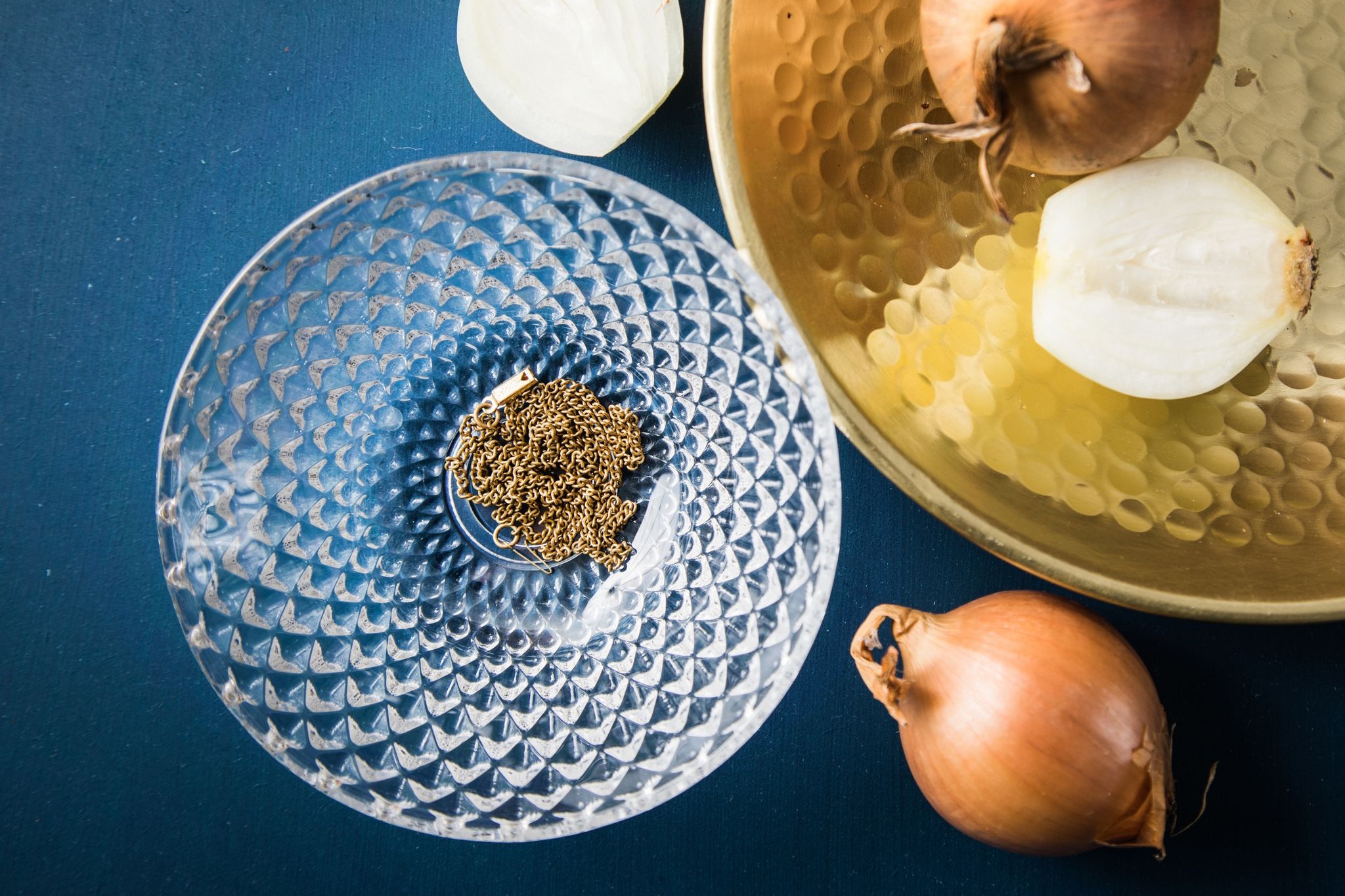 Reinigungshack: Goldschmuck reinigen mit Zwiebelsaft