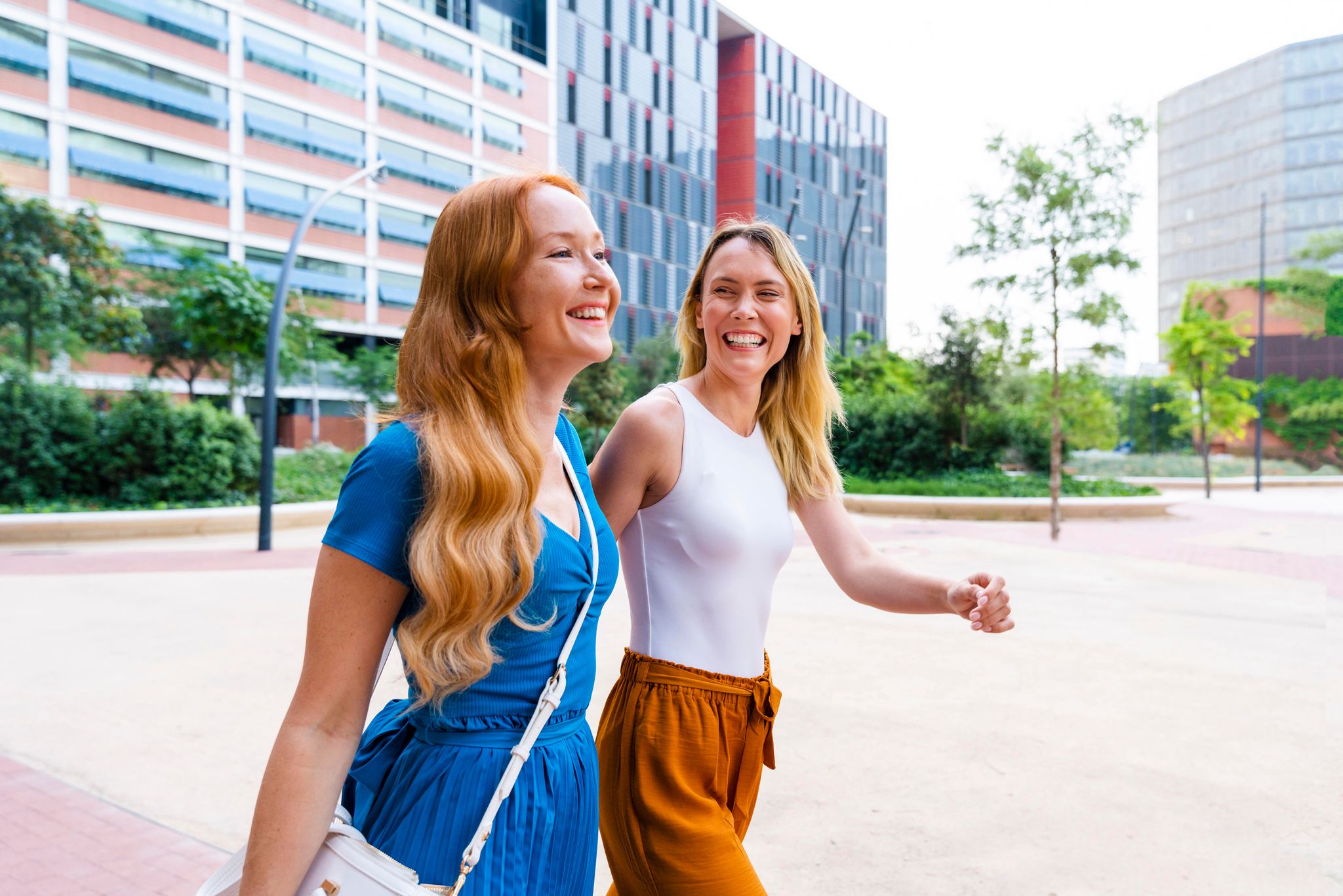 Viel Farbe, viel Leinen: Sommerliche Outfit-Ideen fürs Büro